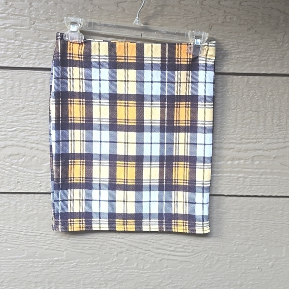 PrettyLittleThing Yellow Check Print Mini Skirt 6 - Picture 5 of 9